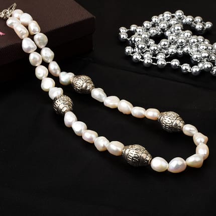 pearl necklace,. freshwater pearl necklace